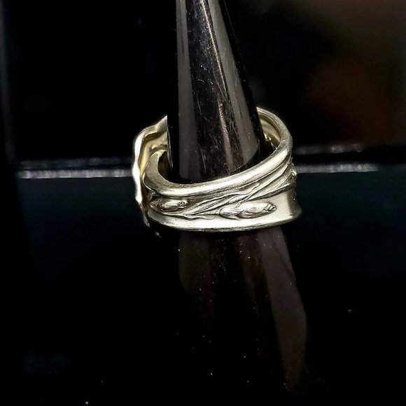 Vintage Rogers 1908 "Carnation" pattern silverplate spoonring.  Accented with wh - Picture 4 of 4